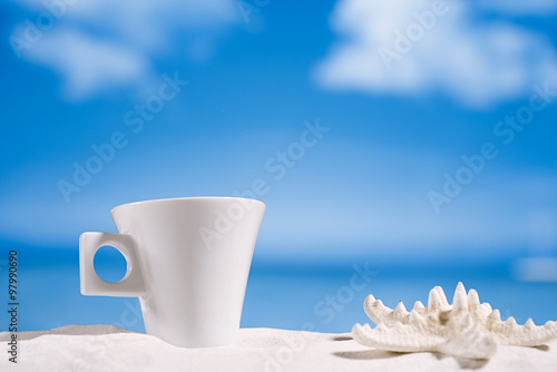 Fototapeta Naklejka Na Ścianę i Meble -  coffee cup on beach