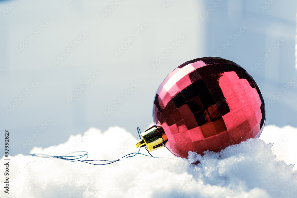 Obraz premium Christmas tree decorative red ball