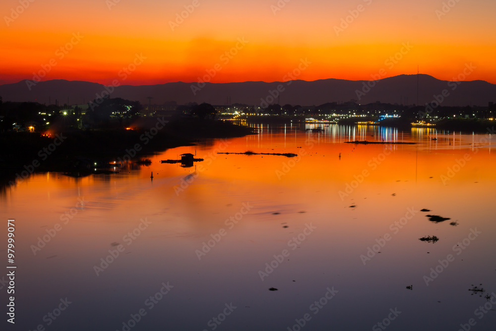 Naklejka premium Beautiful landscape of chao phraya river in the evening