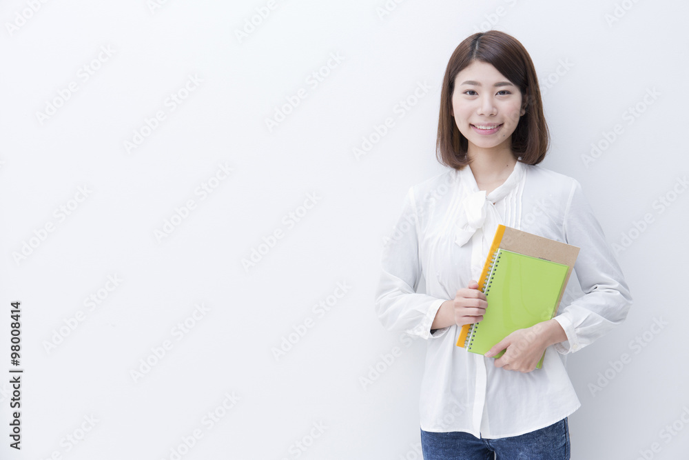 ノートを持つ女性