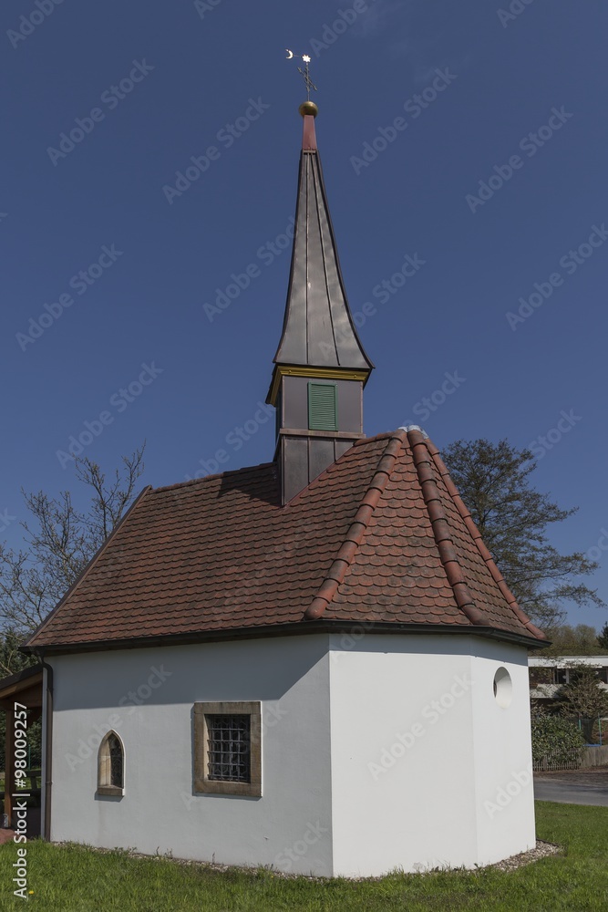 Die Kapelle zu den Sieben Schmerzen Mariens, in Hagen am Teutoburger Wald, Ortsteil Gellenbeck im Osnabrücker Land, wurde im Stil einer Schweizer Bergkapelle erbaut Die Kapelle zu den Sieben Schmerzen Mariens, in Hagen am Teutoburger Wald, Ortsteil Gellenbeck im Osnabrücker Land, wurde im Stil einer Schweizer Bergkapelle erbaut