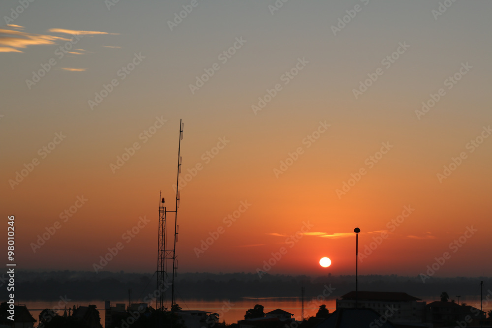 Obraz premium Sunrise over Mekong River in a Mukdahan city skyline
