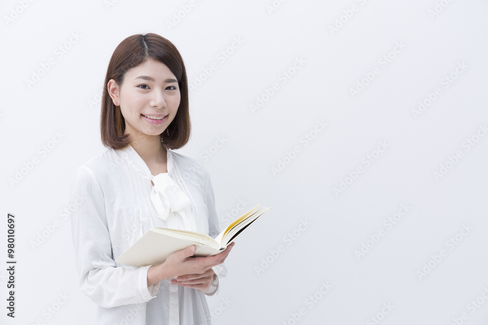 本を持つ女性