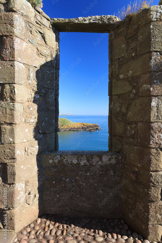 Obraz premium Dunnottar Castle with blue sky in - Stonehaven, Aberdeen