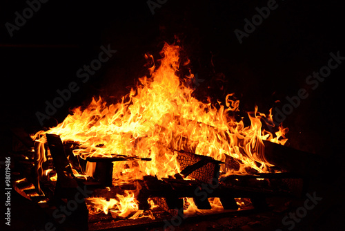 großes Lagerfeuer photo