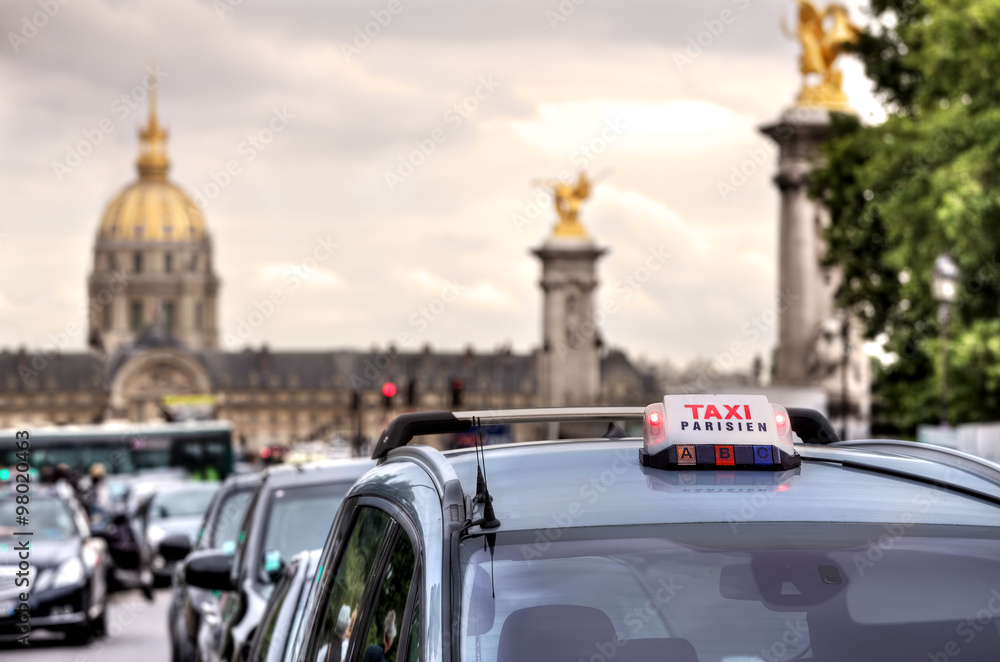 Fototapeta premium Znak paryskiej taksówki. Paryż, Francja.