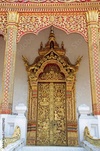 Laos, porte d'un temple bouddhiste à Luang Prabang