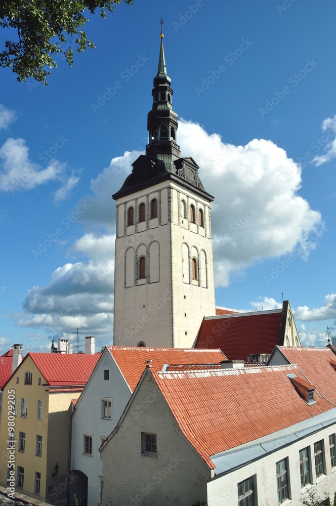 Vista general torre Iglesia y casas,Tallin, Estonia