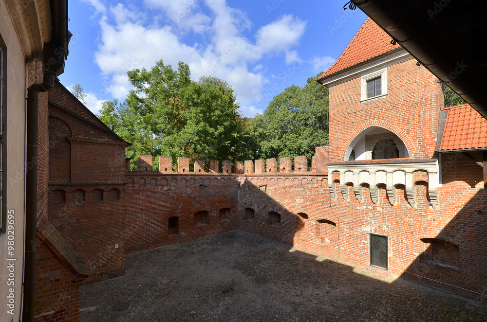 Późnogotycki zamek w Oporowie, Polska