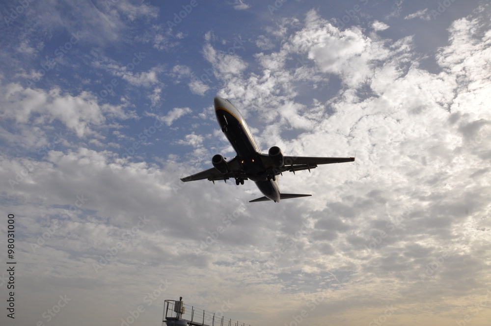 Obraz premium Eine Boeing 737 im Landeanflug auf den Aeroporto Lanzarote