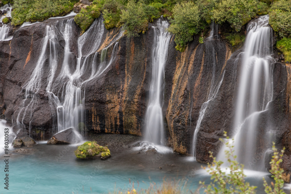 Obraz premium Wodospady Hraunfossar
