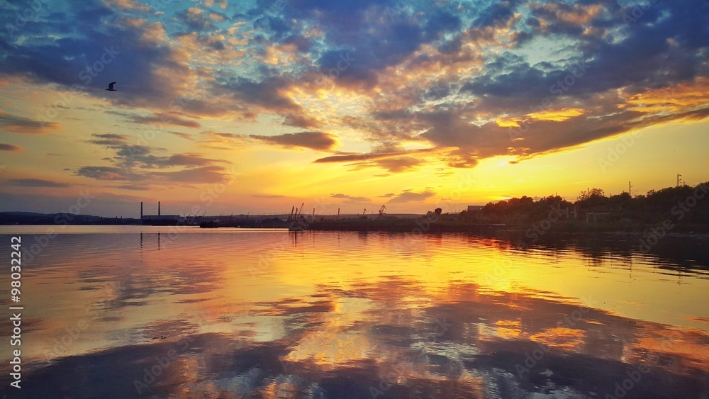 Obraz premium Wonderful sunset over the lake