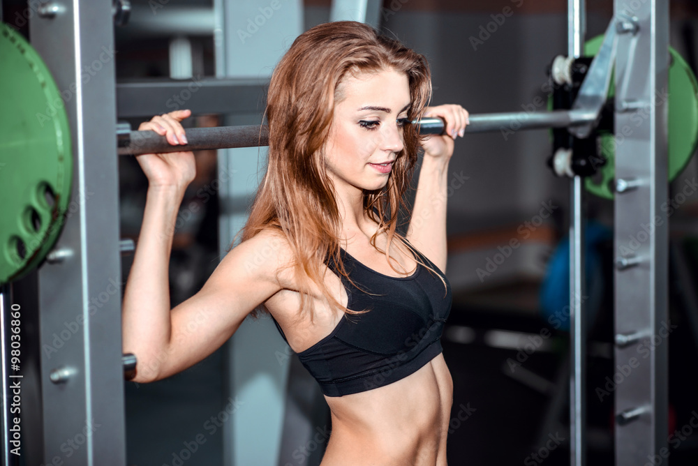 Obraz premium Young pretty girl work out in the gym