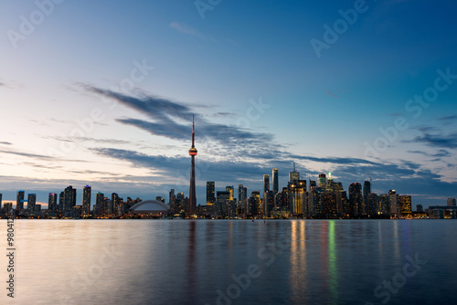 Toronto skyline at dusk © Andrés García