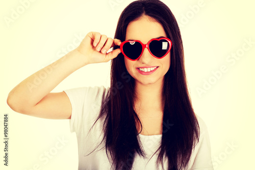 Teenage woman with sunglasses.