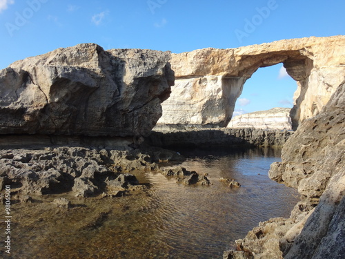 Каменные выступы в морском заливе в летний солнечный день