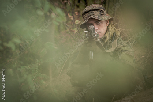 Obraz na plátně Camouflaged commando assault