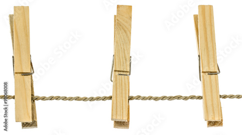 trois pinces bois sur corde à linge en fibres végétales