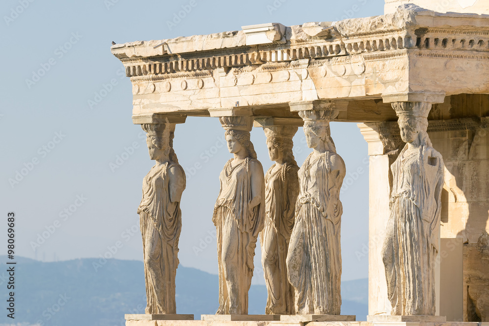 Obraz premium Statuetki kariatydy na Akropolu w Grecji.