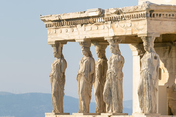 Papier peint photo Athènes Cariatides de l'Acropole sous ciel grec  © Bill Anastasiou