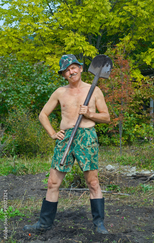 Man with spade 7