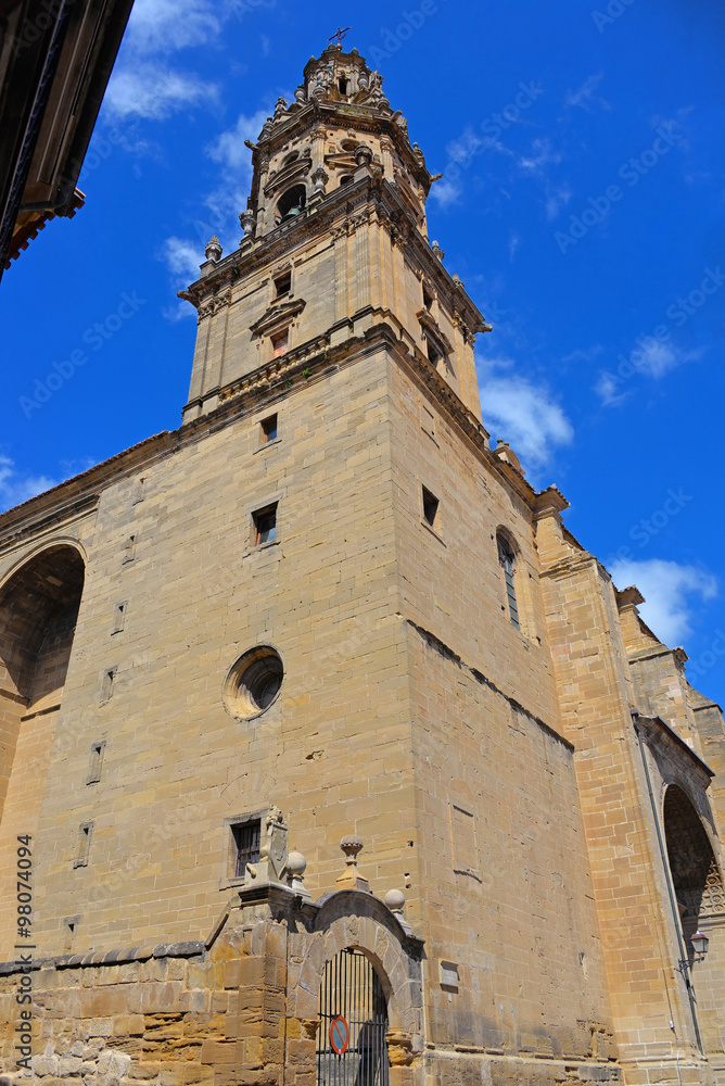 Der markante Turm von Santo Tomas In Haro Rioja