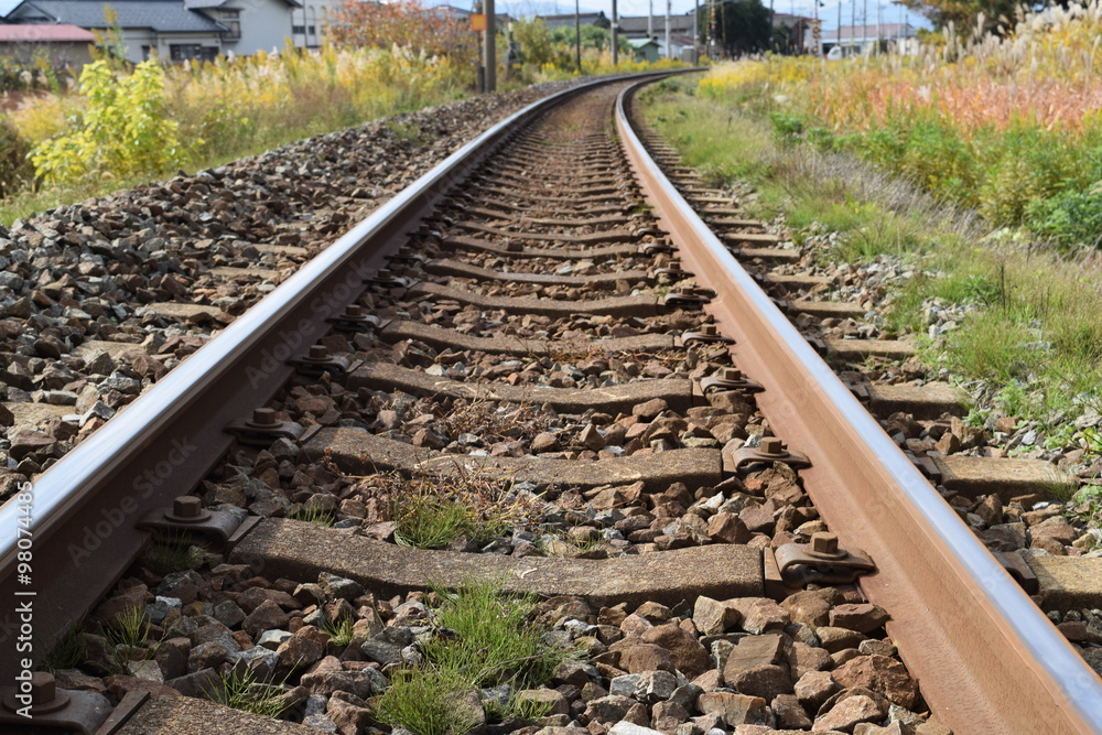 Obraz premium 羽越本線の線路（単線）／山形県の庄内地方で羽越本線の線路（単線）を撮影した、ローカルイメージの写真です。