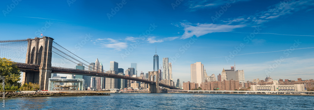 Obraz premium Brooklyn Bridge i centrum Manhattanu, widok panoramiczny