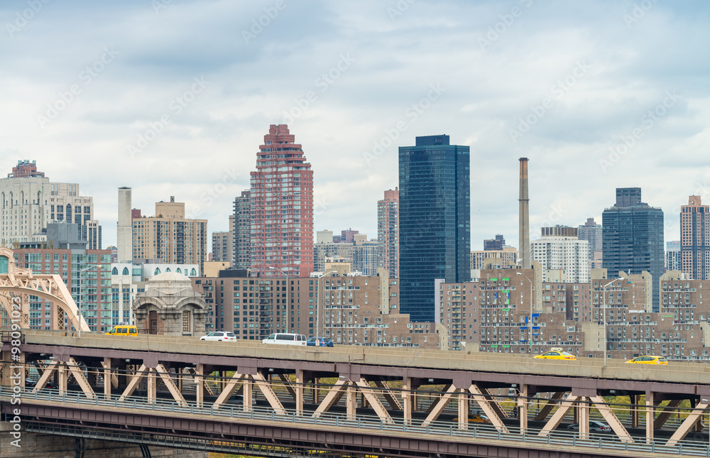 Obraz premium New York buildings over Queensboro Bridge
