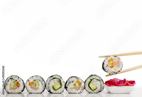 sushi futomaki z łososiem i futomaki wegetariańskie