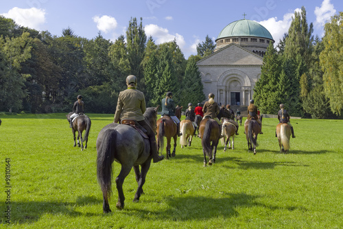 Fototapeta Naklejka Na Ścianę i Meble -  Reitsport vor Mausoleum