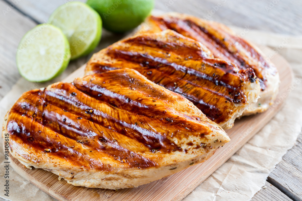 Grilled chicken breasts in lime sauce Grilled chicken breasts in lime sauce