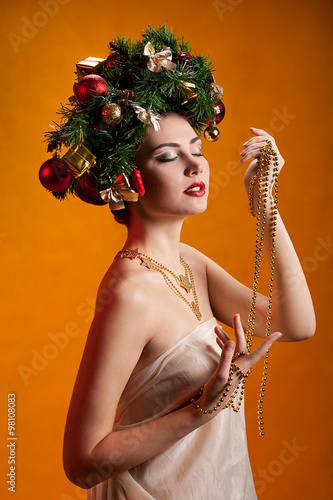 молодая красивая девушка в новогоднем образе