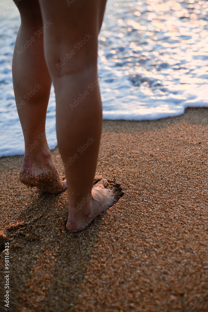 Sexy Legs on Tropical Sand Beach. Walking Female Feet. Closeup foto de  Stock | Adobe Stock