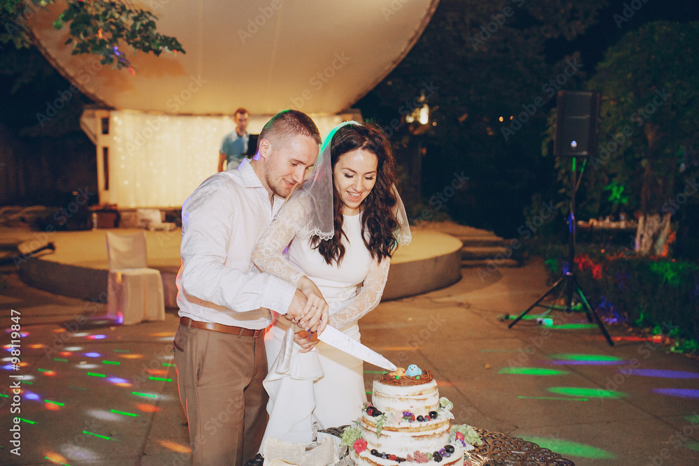 Obraz premium cutting the wedding cake