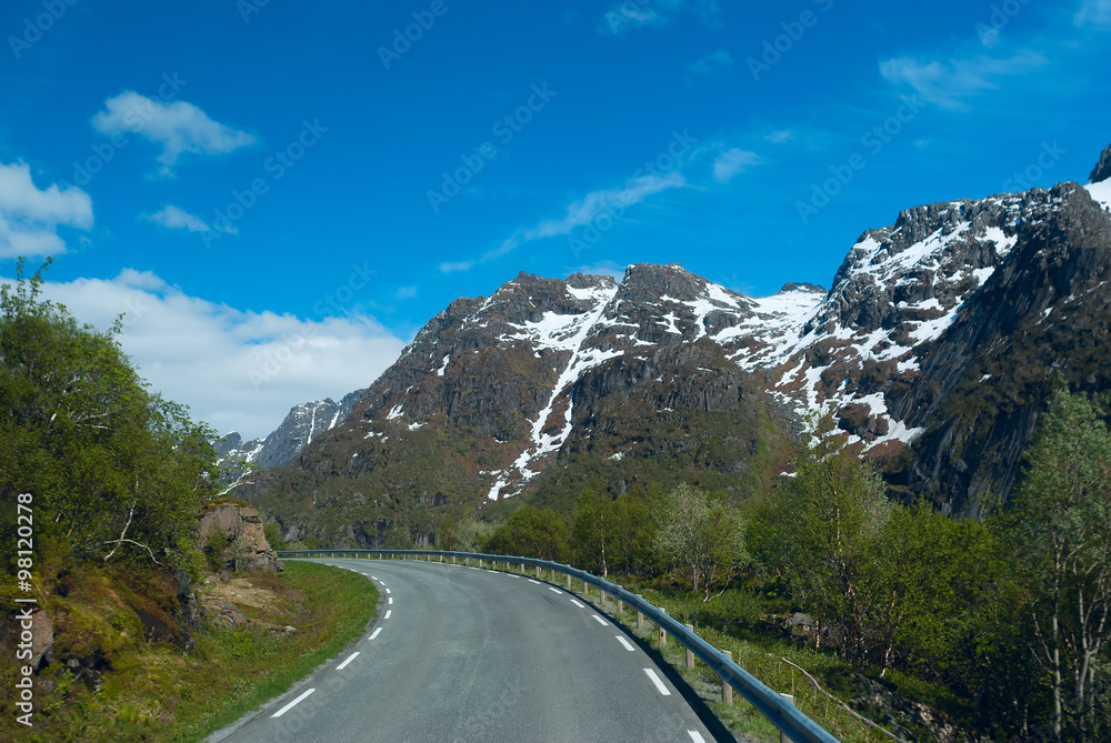 Fototapeta premium Asphalt road to Norvegian mountains in clear day