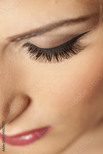 Fotografie closeup of made-up female eye with artificial eyelashes