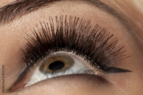 Fotografie closeup of made-up female eye with artificial eyelashes