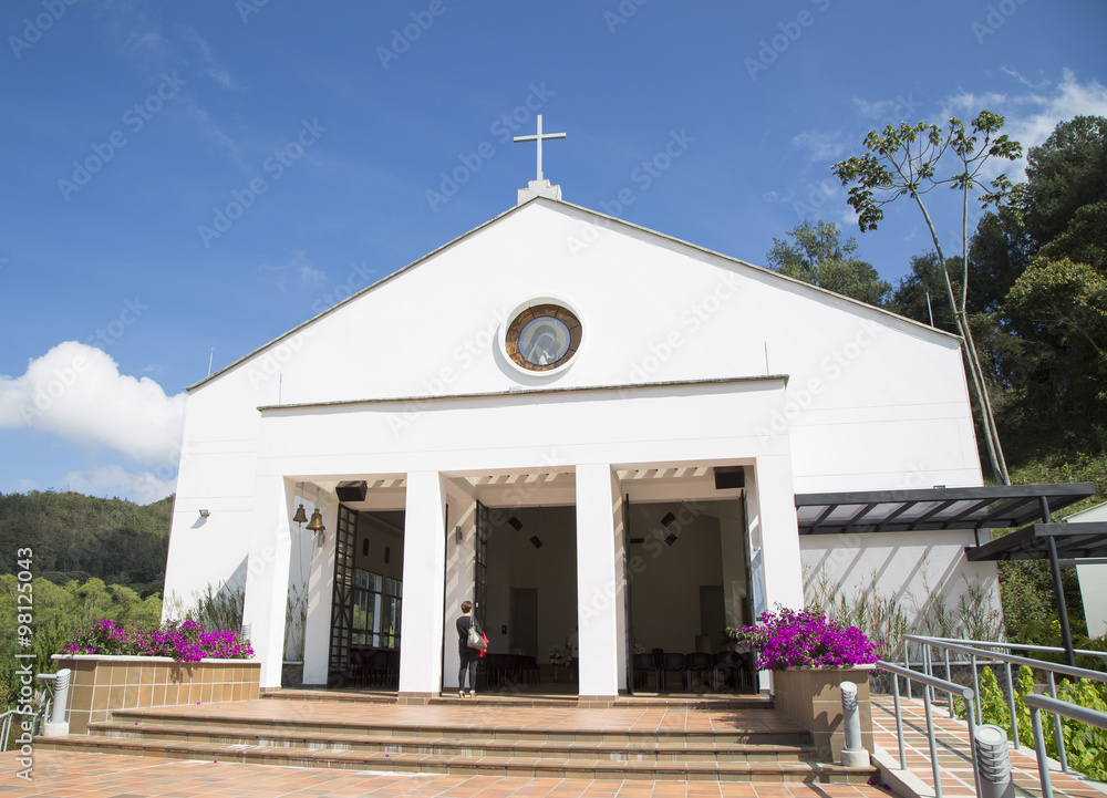 Iglesia sobre cielo azul.