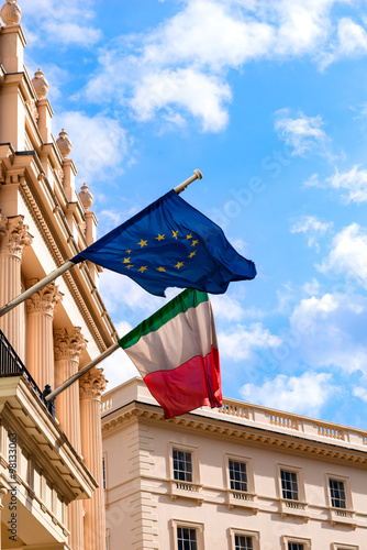 Foto Italian and European Union flags waving from the embassy balcony in London exter