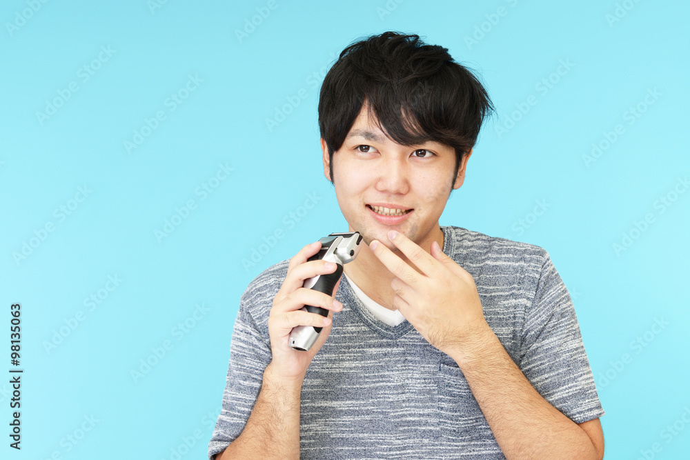 髭剃りをする男性 髭剃りをする男性