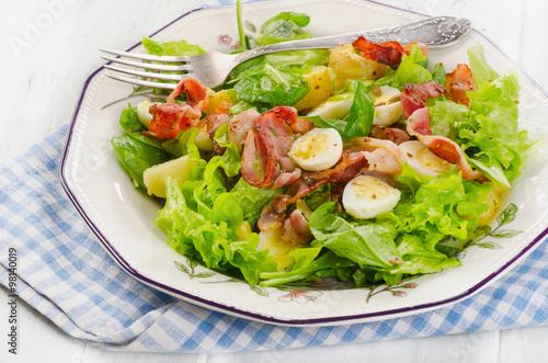 Warm salad with bacon, egg and potatoes.