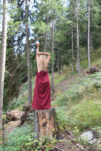 Foto donna benessere relax libertà nella natura libertà benessere