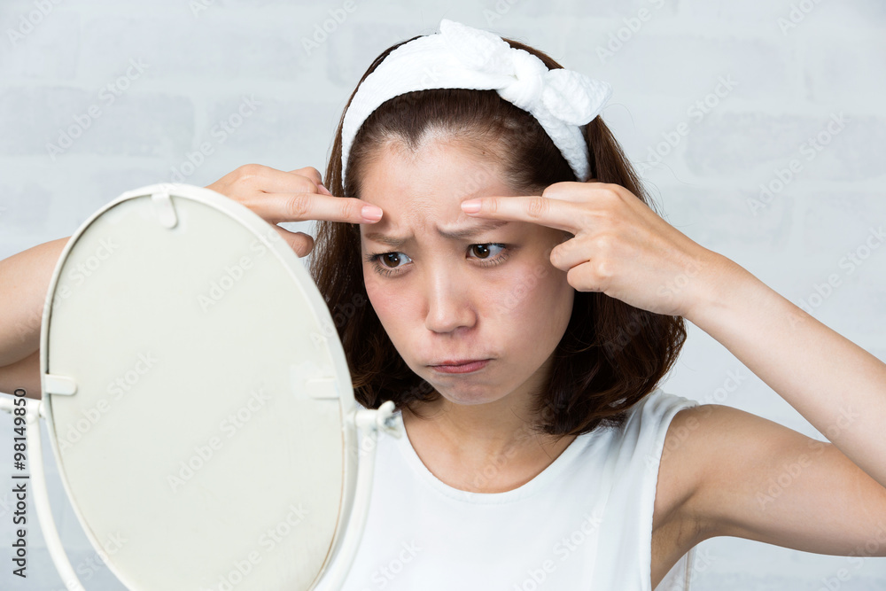 Φωτογραφία 眉間のシワを気にする女性