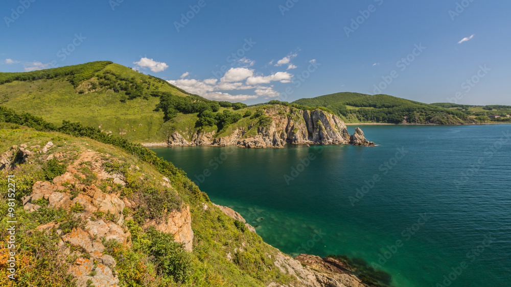 Скалы и горы на берегах Японского моря. Приморье, Россия. Rocks and mountains on the shores of the sea of Japan. Primorye, Russia.