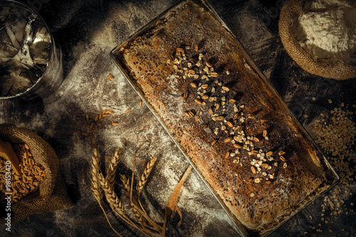 Gebackenes Form Brot mit Zutaten