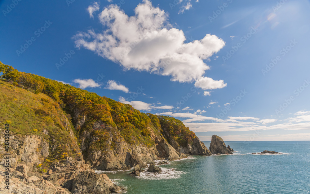 Скалы и горы на берегах Японского моря. Приморье, Россия.Rocks and mountains on the shores of the sea of Japan. Primorye, Russia.