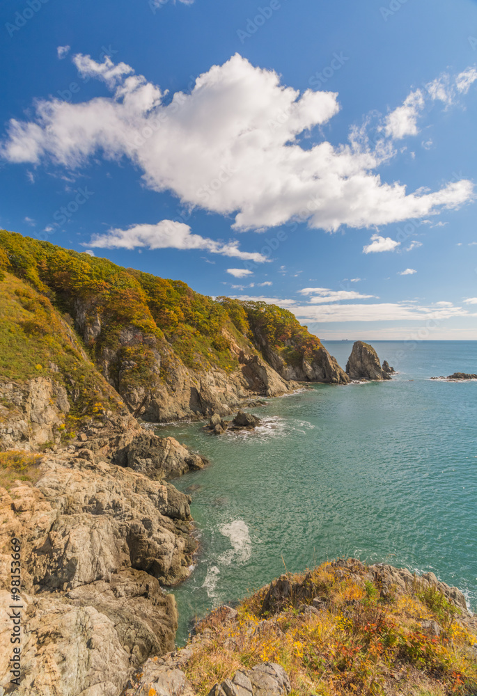 Скалы и горы на берегах Японского моря. Приморье, Россия.Rocks and mountains on the shores of the sea of Japan. Primorye, Russia.