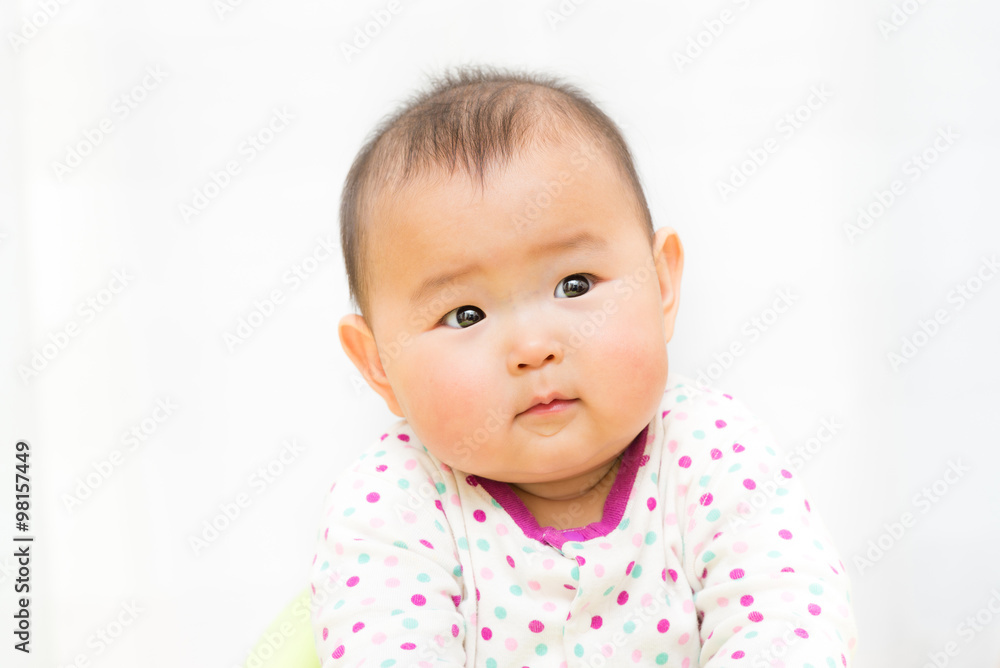 親を見つめる赤ちゃん