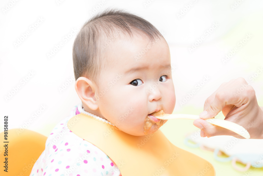 離乳食を食べているかわいい赤ちゃん 離乳食を食べているかわいい赤ちゃん